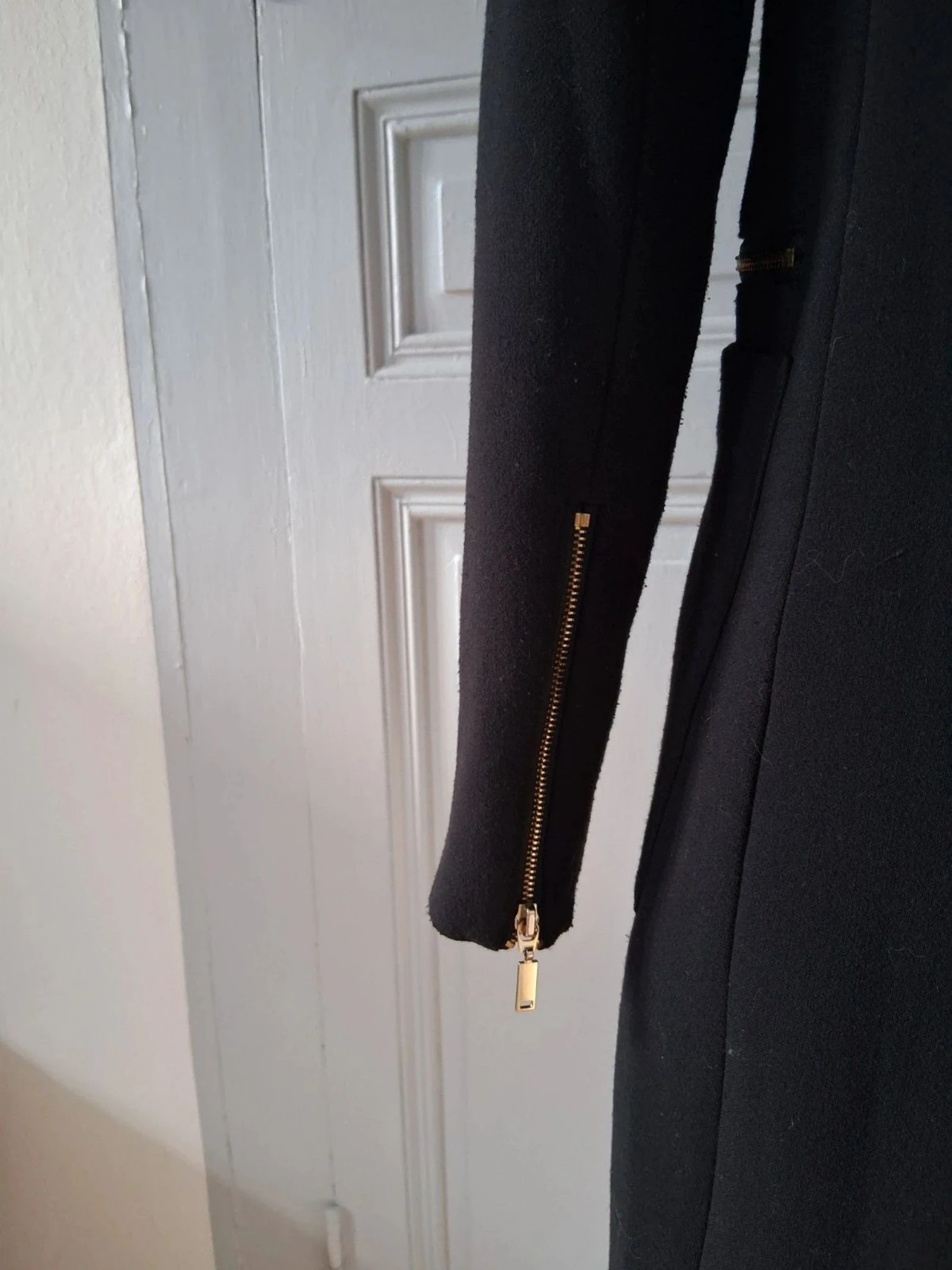 Abrigo negro Galeries Lafayettes - Cremallera y botones dorados - Talla 36 – photo 6